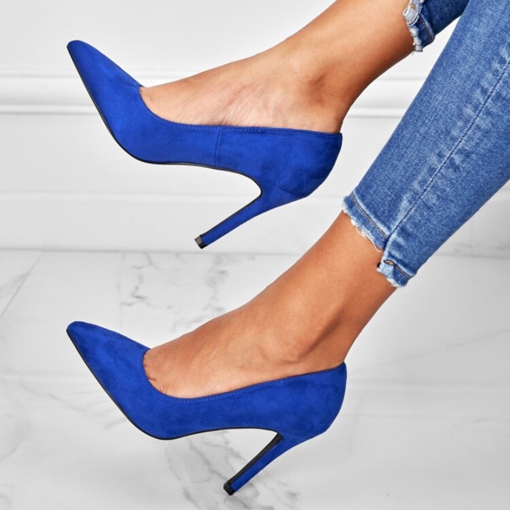 Womens velvet blue heels ,size 6. They are new with tag and never used.